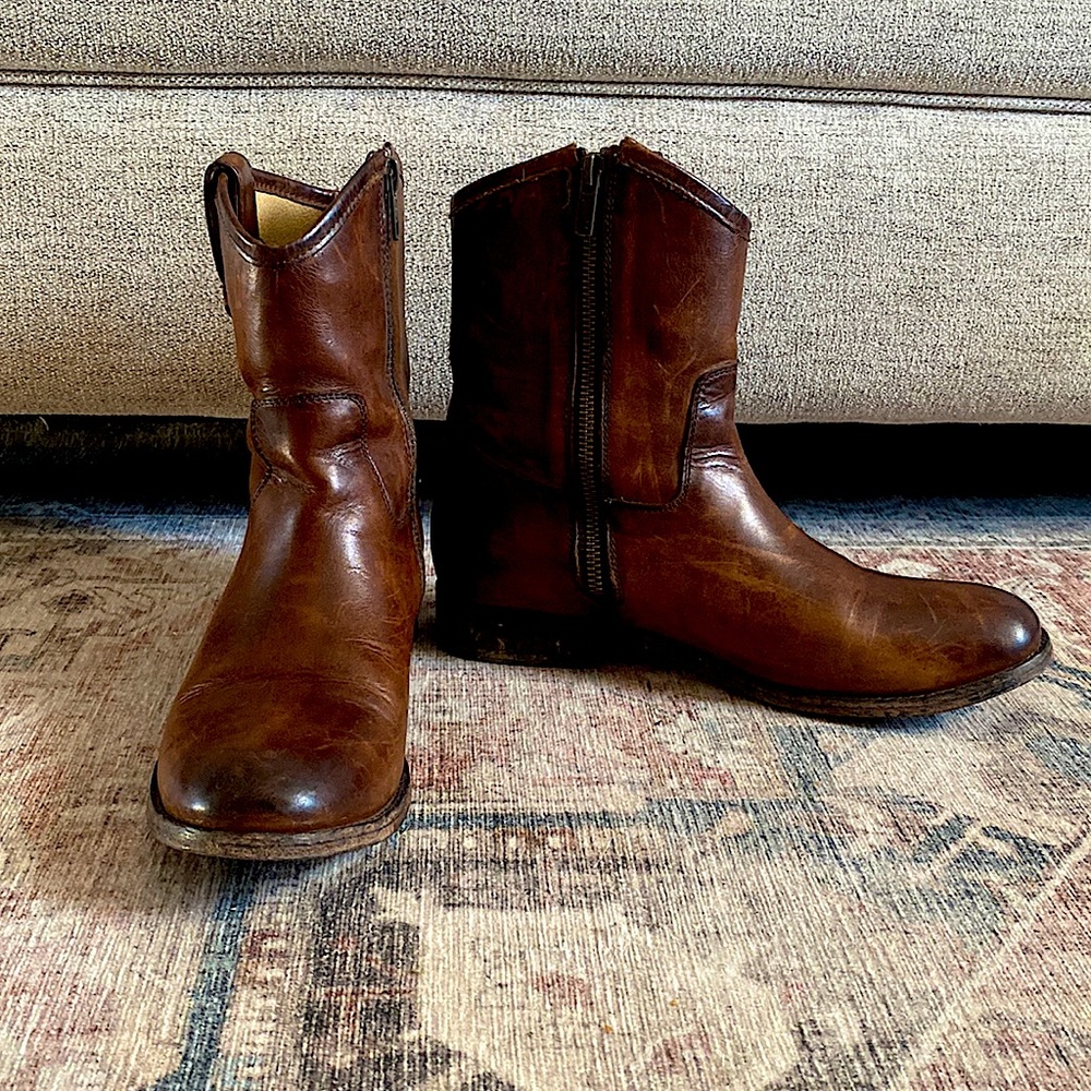 Frye Size 7 1/2 ankle boots, lightly used, great condition!